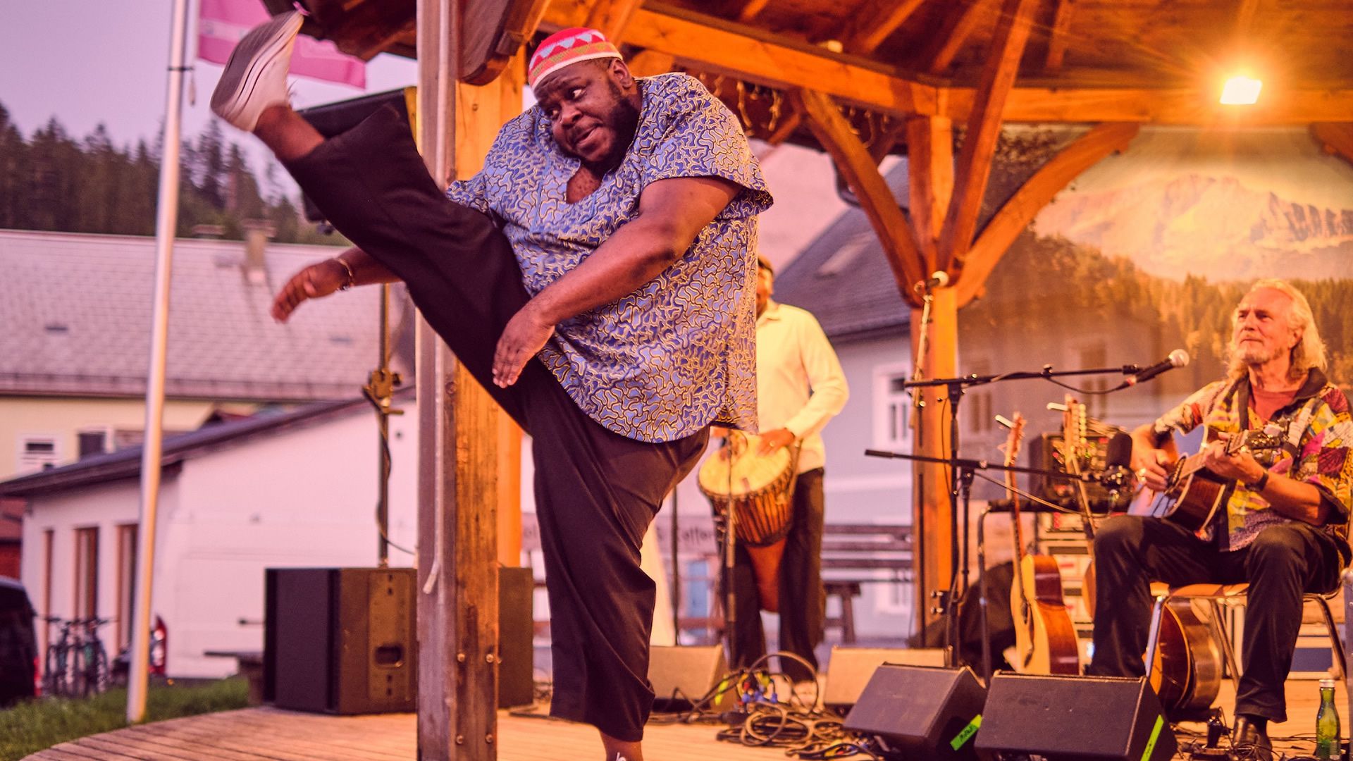 Hans Theessink & Band am Dorfplatz Mitterbach - Foto: Stills&Emotions/Rudy Dellinger