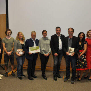 v.l.n.r.: Dr. Bernhard Gamsjäger u. Heinz Fahrngruber (wissenschaftl. Begleitung), Alina Strasser u. Herwig Niederer (Filmteam), Isabella Größbacher-Stadler u. Obmann Anton Gonaus (LEADER-Region Most-viertel-Mitte), Monika Enne (Moderatorin Mitterbach), Bgm. Thomas Teubenbacher, Mag. Ernst Kie-ninger (Projektleiter), Ana Thalhammer-Cosme und Victoria Harant (Musikerinnen), Vbgm. Gerhard Span, Bgm.i.R. Alfred Hinterecker - Foto: "Die Filmchronisten"