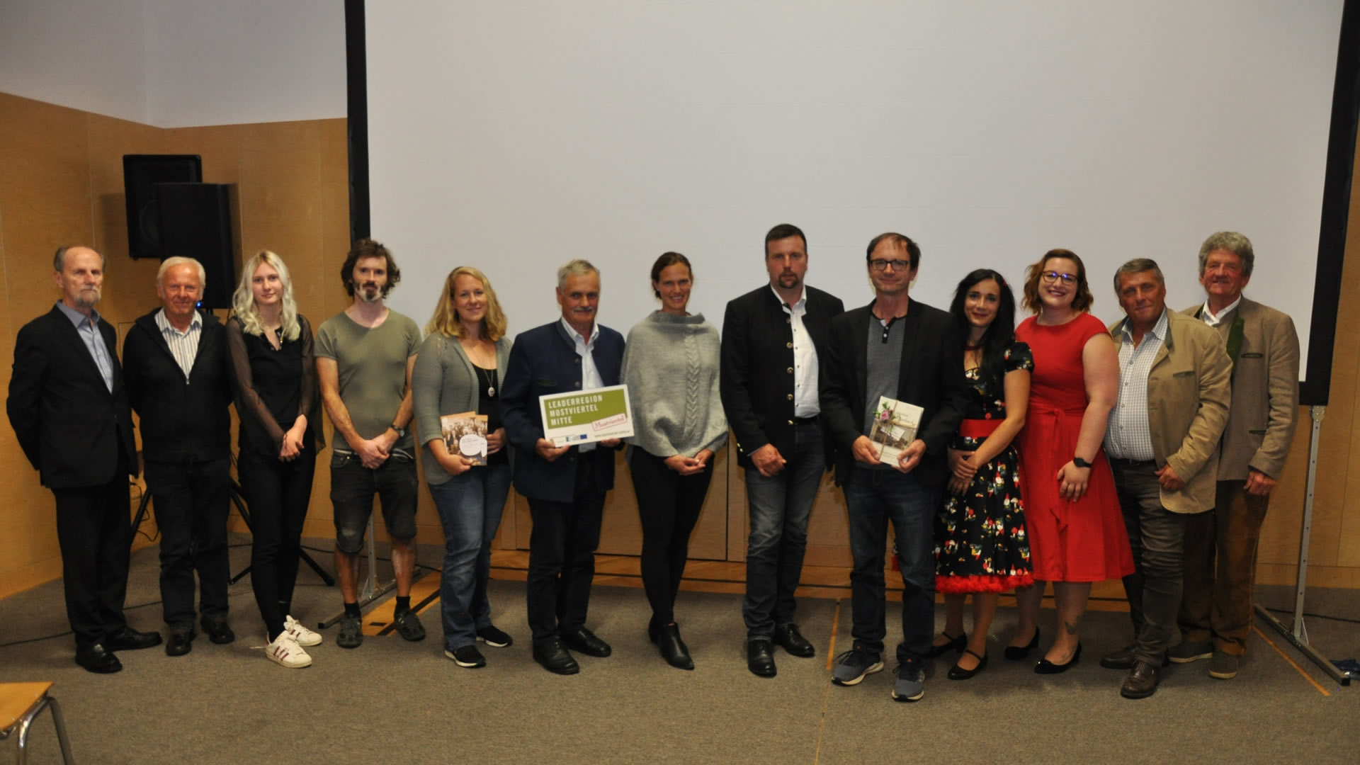v.l.n.r.: Dr. Bernhard Gamsjäger u. Heinz Fahrngruber (wissenschaftl. Begleitung), Alina Strasser u. Herwig Niederer (Filmteam), Isabella Größbacher-Stadler u. Obmann Anton Gonaus (LEADER-Region Most-viertel-Mitte), Monika Enne (Moderatorin Mitterbach), Bgm. Thomas Teubenbacher, Mag. Ernst Kie-ninger (Projektleiter), Ana Thalhammer-Cosme und Victoria Harant (Musikerinnen), Vbgm. Gerhard Span, Bgm.i.R. Alfred Hinterecker - Foto: "Die Filmchronisten"