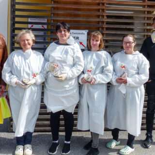 Bürgermeister Walter Schweighofer mit einem Teil der Belegschaft der Teststraße - Foto: Mariazell Online