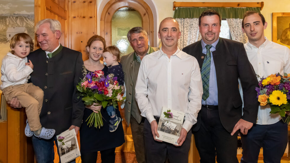 Glückliche Gesichter bei der Eröffnungsfeier Tibor Horvath mit Kindern und Frau, Vizebgm. Gerhard Span, Peter Mentes, Bgm. Thomas Teubenbacher, Peter Mentes (Sohn) (v.l.n.r.) © Fred Lindsmoser
