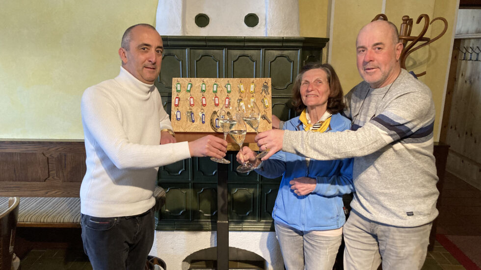 Der neue Eigentümer Peter Mentes mit Gerlinde und Erwin Filzwieser bei der Schlüsselübergabe © Gerhard Span
