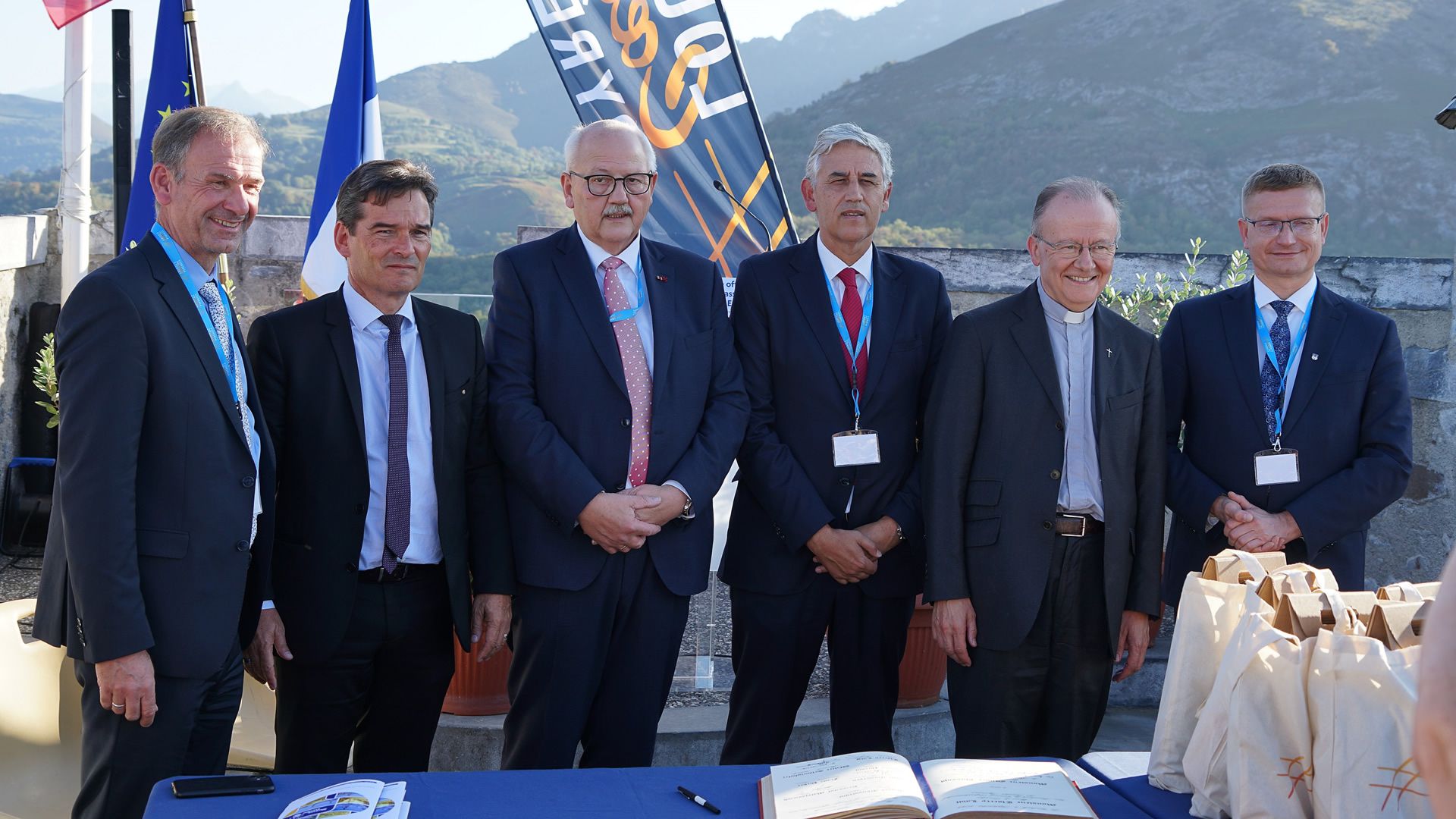 Festlicher Empfang zur Generalversammlung in Lourdes: v.l.n.r.: Stephan Antwerpen (Bürgermeister Altötting), Thierry Lavit (Bürgermeister Lourdes), Herbert Hofauer (Bürgermeister a.D. Altötting), Luís Miguel Albuquerque (Bürgermeister Fátima-Ourém), Michel Daubanes (Wallfahrtsrektor Lourdes), Krzysztof Matyjaszczyk (Bürgermeister Częstochowa) - Foto: © Pierre Artou