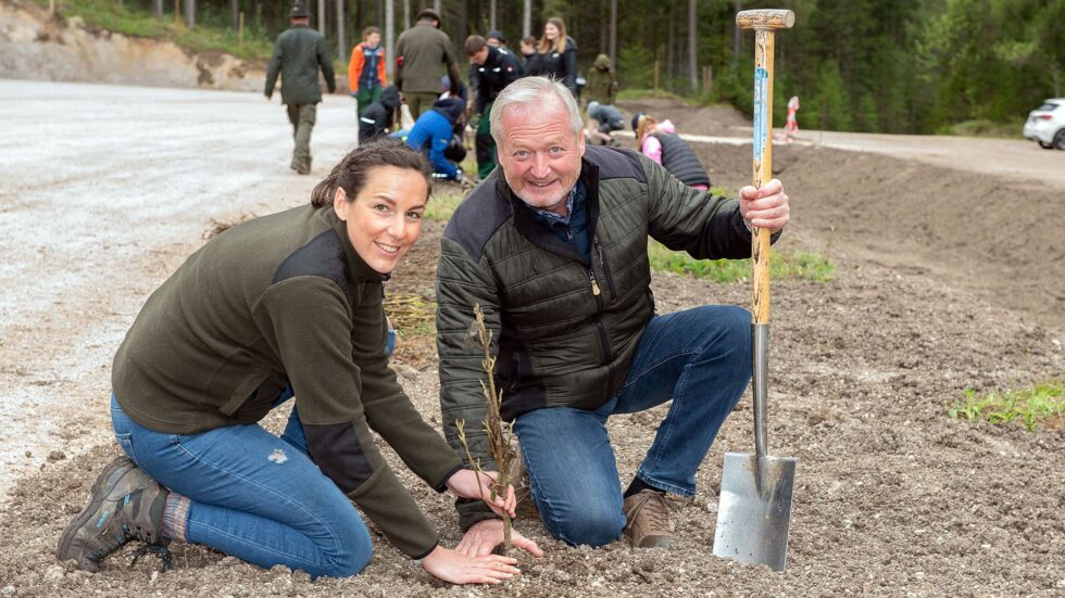 Bepflanzung des neuen Parkplatzes - Foto: Josef Kuss