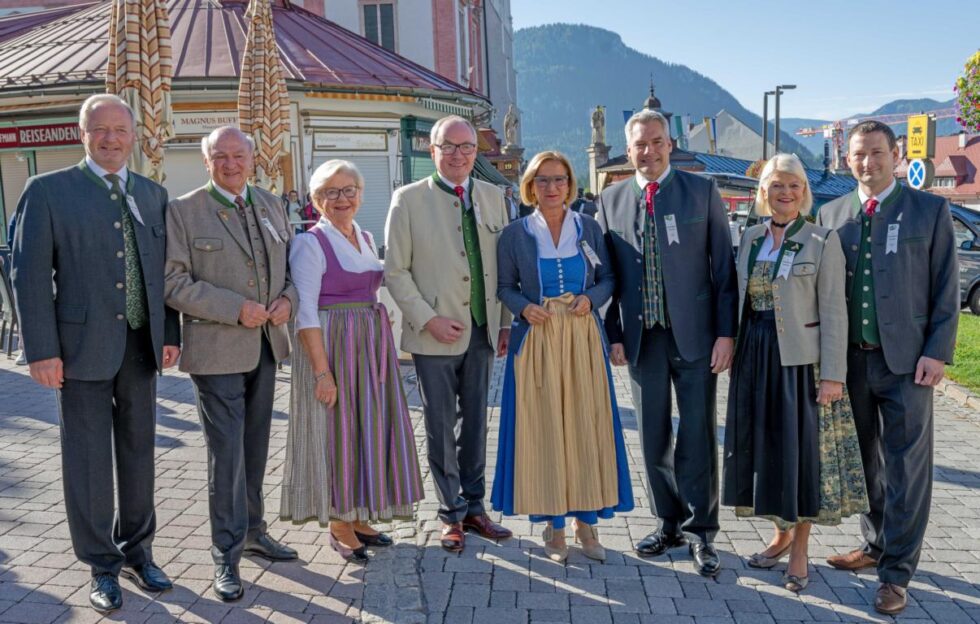 NÖ Bauernbundobmann LH-Stv. Stephan Pernkopf und Bauernbunddirektor Paul Nemecek durften zahlreiche Ehrengäste bei der Wallfahrt begrüßen - Foto: NÖ Bauernbund