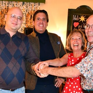 V.l.n.r.: Die neuen "Kirchenwirte" Dmitri Leonovich und Thomas Neuhuber beim Handschlag mit Marion Plott und Harald Schweighofer - Foto: Katharina Steiner
