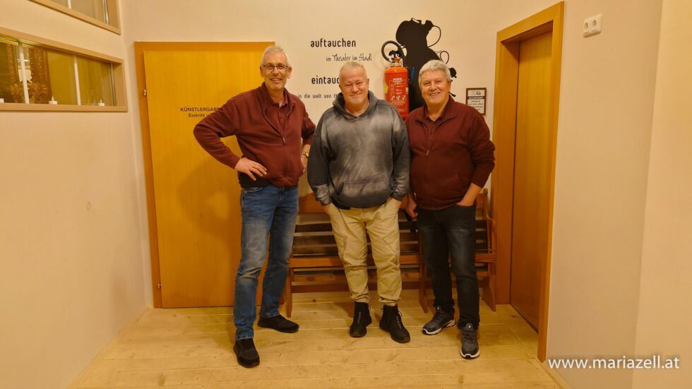 Obmann Toni Scherer und Organisator Werner Girrer mit Mike Supancic im Mariazeller Theaterstadl - Foto: Mariazell Online