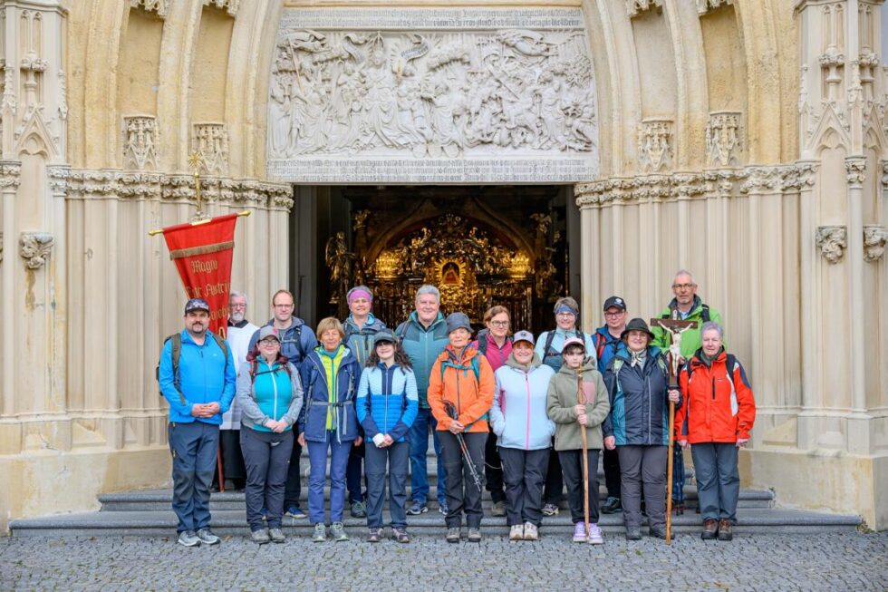 Die Mitglieder der Mariazeller Theatergemeinschaft vor dem geöffneten Hauptportal der Basilika - Foto: Josef Kuss