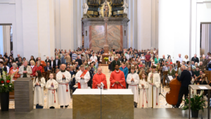 Pfingstgottesdienst in der Basilika - Foto: Josef Kuss