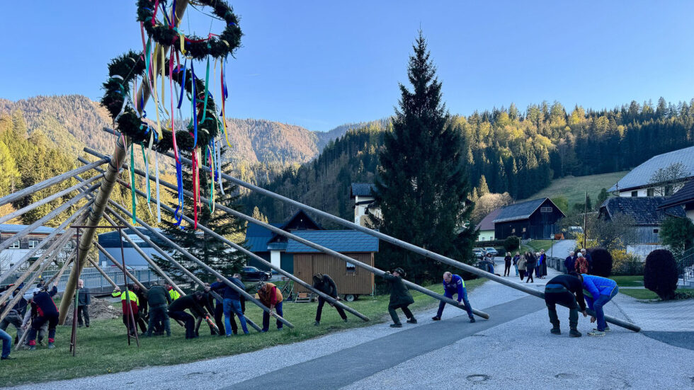 Maibaumaufstellen 2026 beim Gasthof Franzbauer im Salzatal – Foto: Ing. Franz Peter Stadler