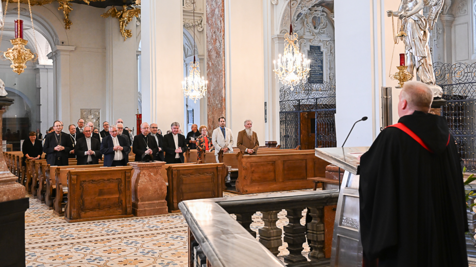 Eröffnung der Vollversammlung beim Gnadenaltar in der Basilika - Foto: Josef Kuss