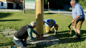 Maibaumumschneiden beim Franzbauer - Foto: Ing. Franz Peter Stadler