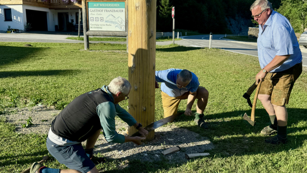 Maibaumumschneiden beim Franzbauer - Foto: Ing. Franz Peter Stadler