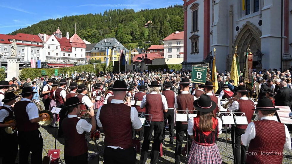 Platzkonzert der Blasmusikkapelle Göllersdorf bei der 80. NÖ Bauernbundwallfahrt - Foto: Josef Kuss